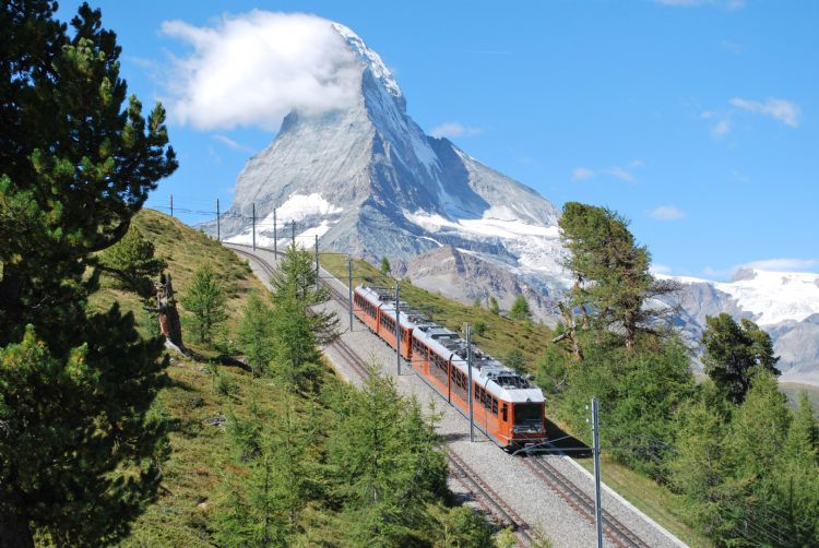 Train du Gornergrat devant le mont Cervin